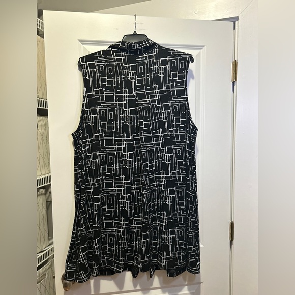 Black and White Geometric Sleeveless Dress - Picture 4 of 4
